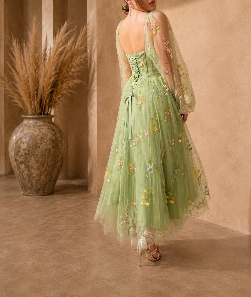 Éteréa Sage – Besticktes Maxikleid in Sage Green | Bealune