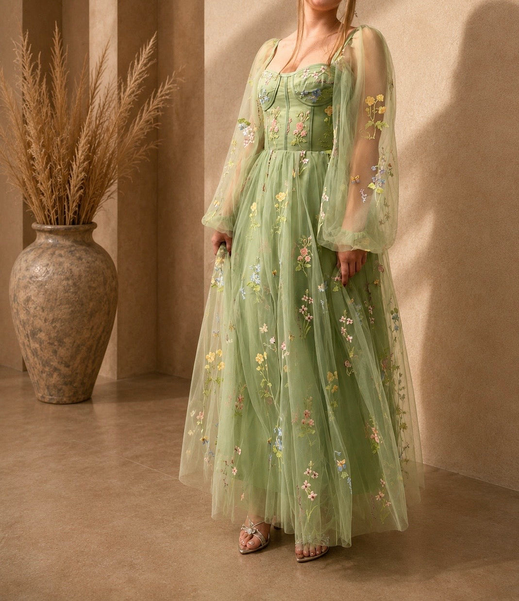 Éteréa Sage – Besticktes Maxikleid in Sage Green | Bealune
