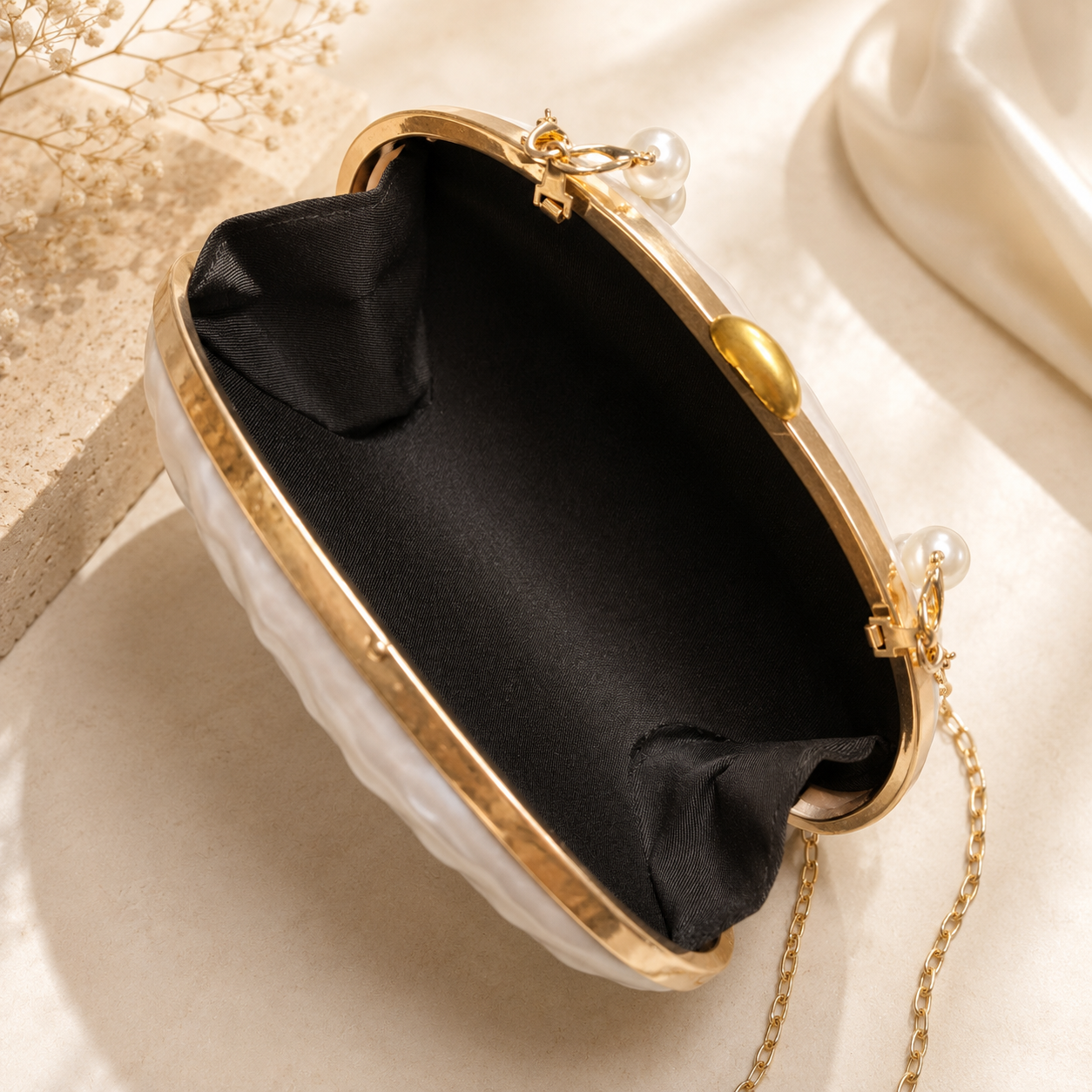 Élyra Clutch – Elegante Abendtasche mit Perlengriff